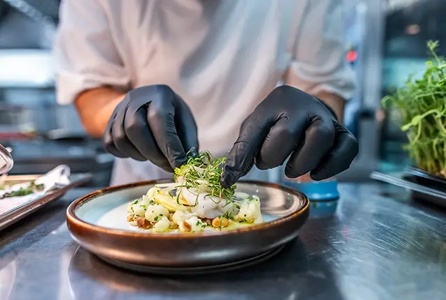 Kok på hotel Billund anretter mad